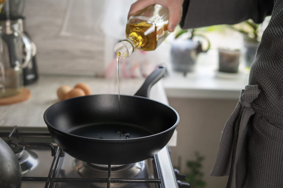 L'astuce secrète pour éviter les éclaboussures d'huile en cuisine