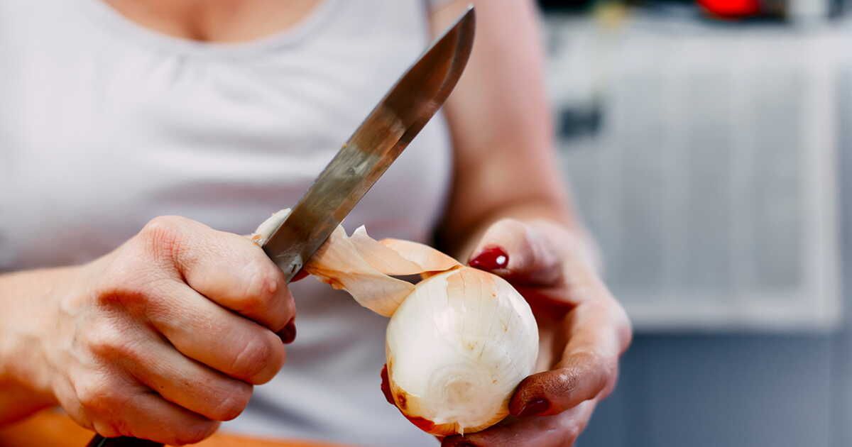 Échapper aux larmes : les astuces imparables pour éplucher un oignon sans pleurer