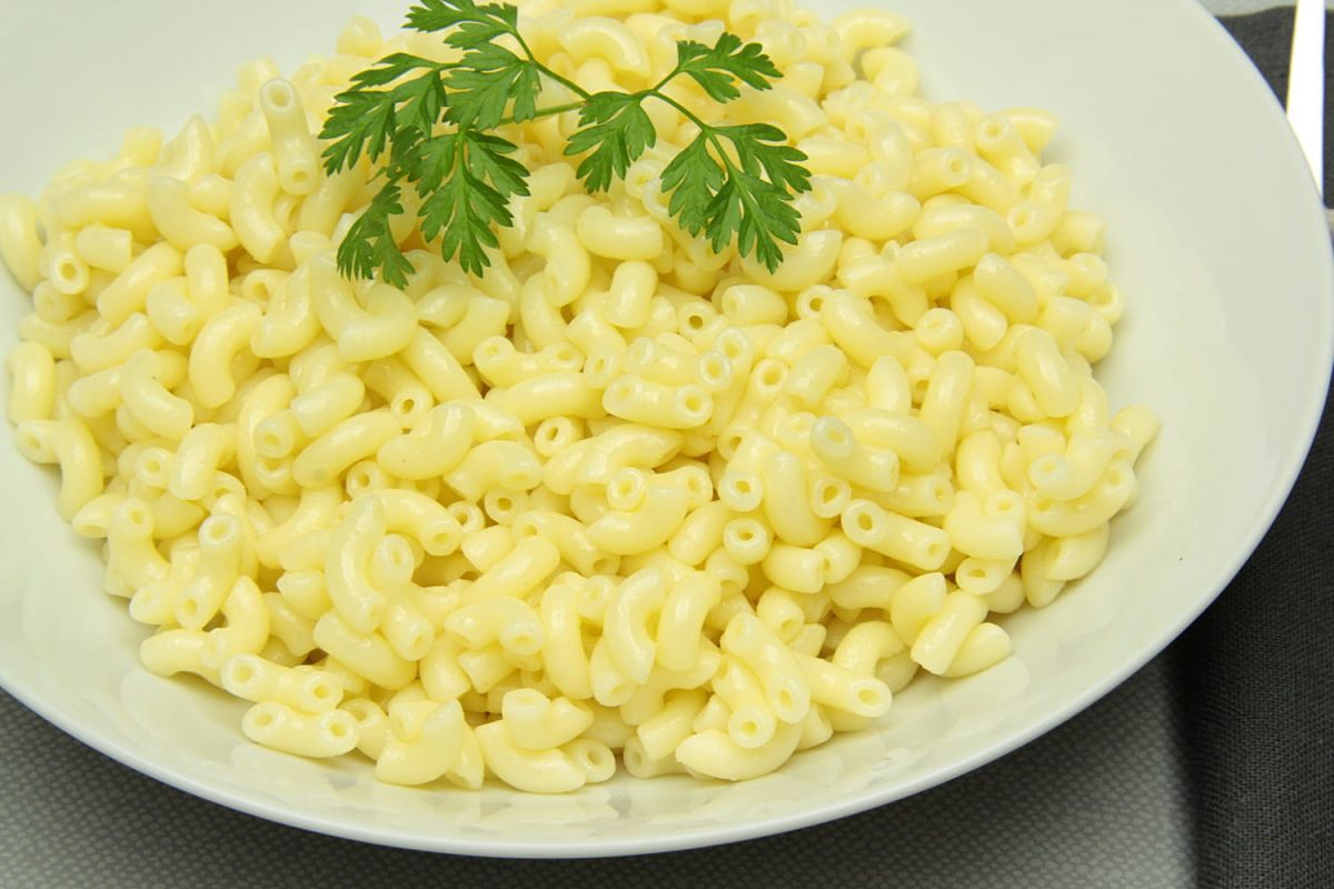 Une omelette créative pour recycler vos restes de coquillettes