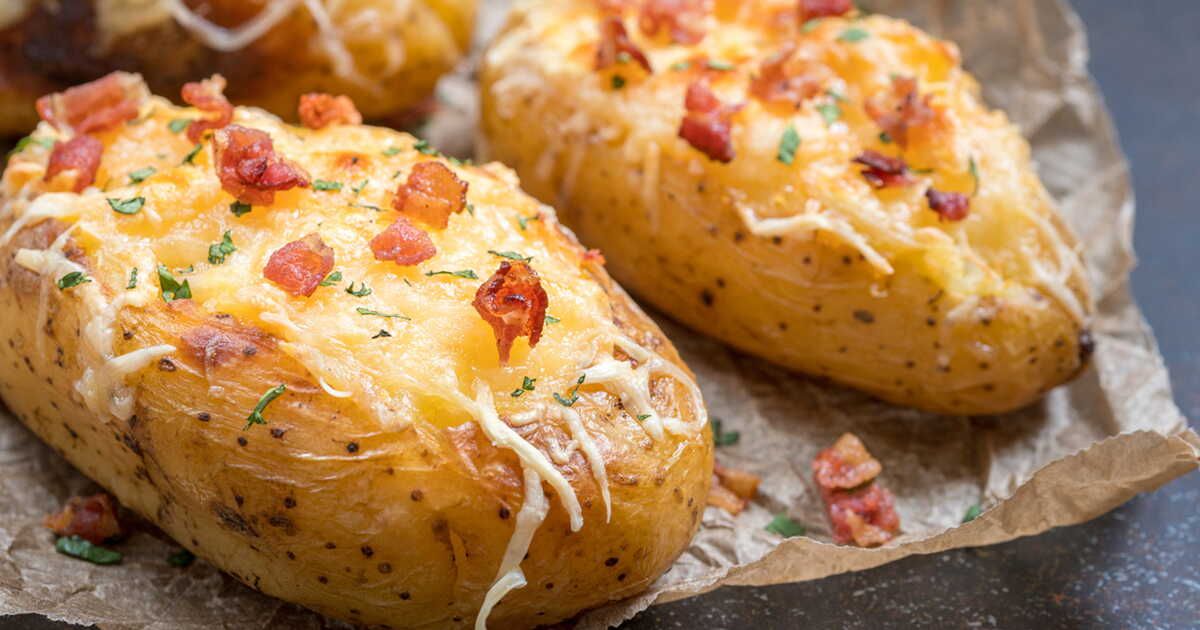 Des pommes de terre farcies au bacon et fromage pour un dîner cocooning