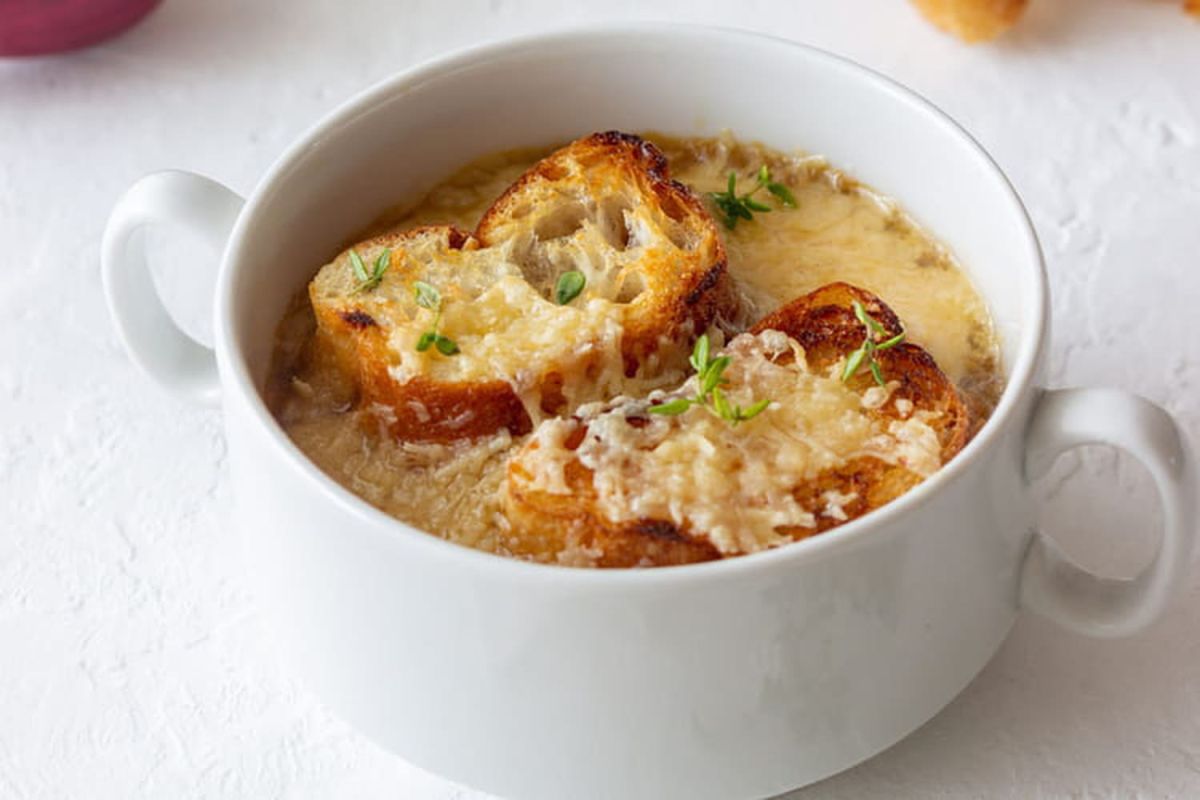 Découvrez la recette emblématique de la soupe à l'oignon gratinée : un délice parisien