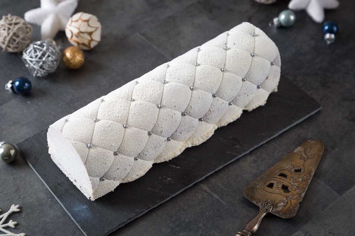 Une bûche festive au marron, cassis et amande