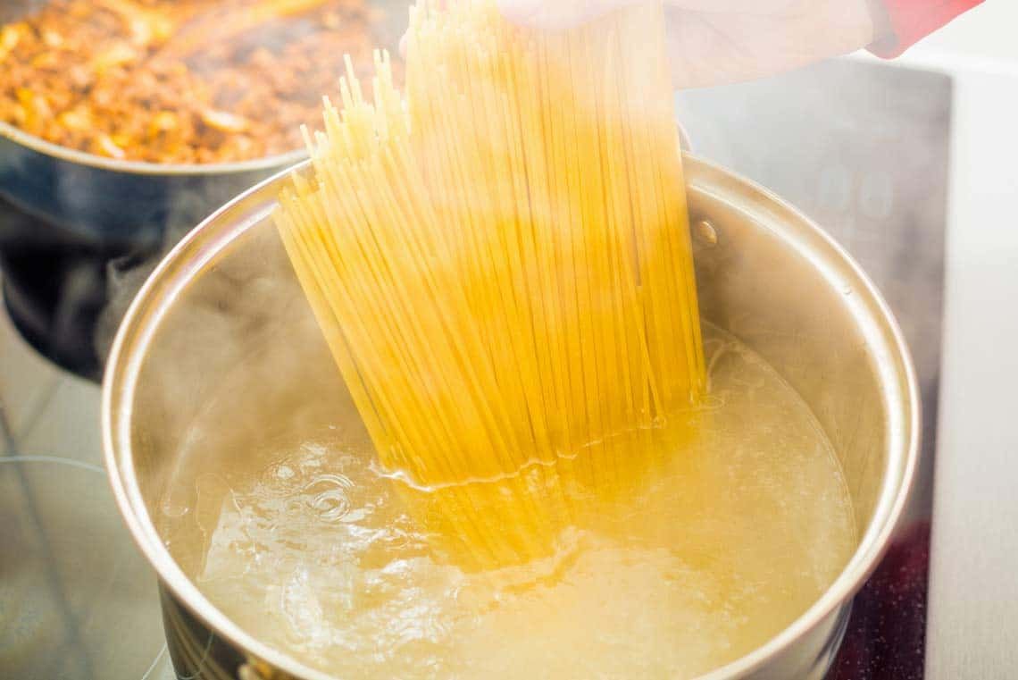 Transformez l'eau de cuisson des pâtes en un allié culinaire