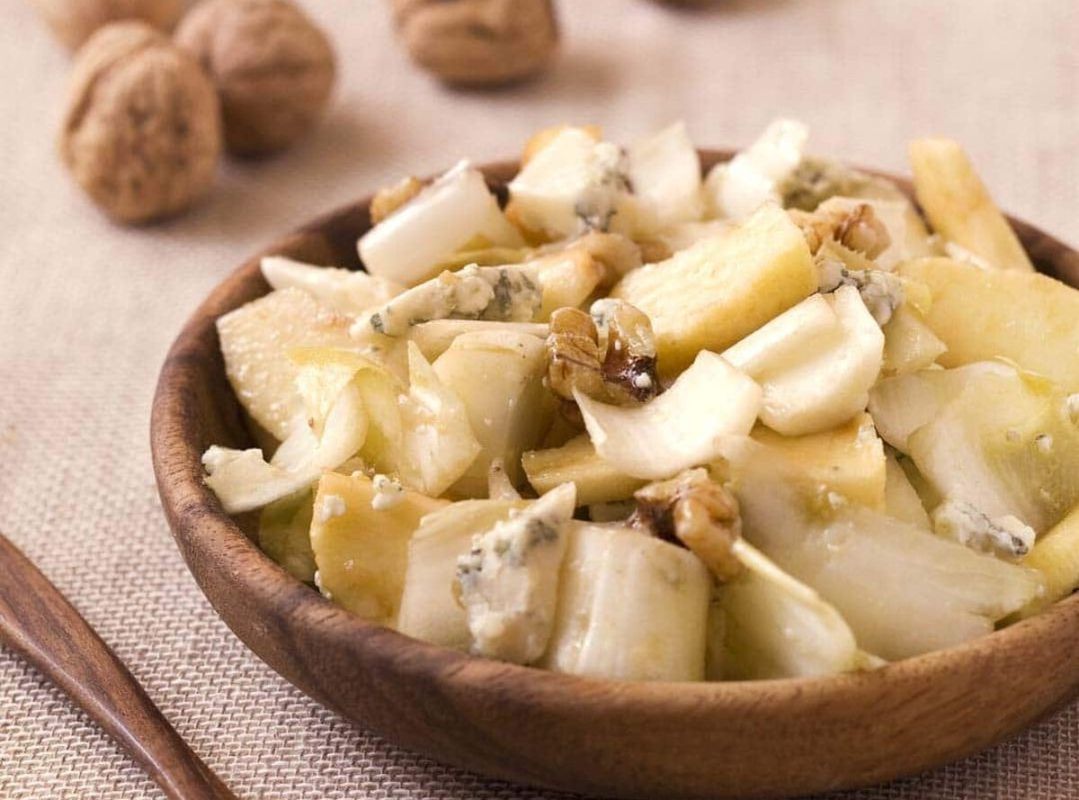 Une salade d’endives au bleu, poires et noix à savourer sans attendre