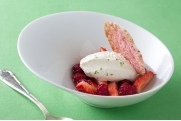 Nage de fraises et framboises au thé jasmin, mousse de fromage blanc au citron vert et tuile de grenadine