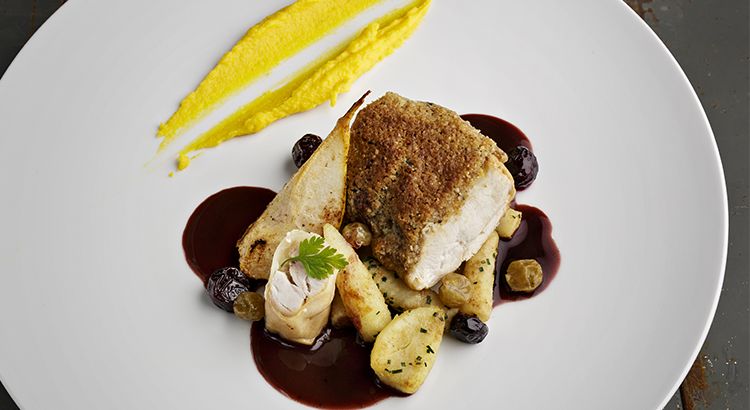 Luxe culinaire : chapon fermier d'Auvergne aux truffes et cuisses en nems croustillants