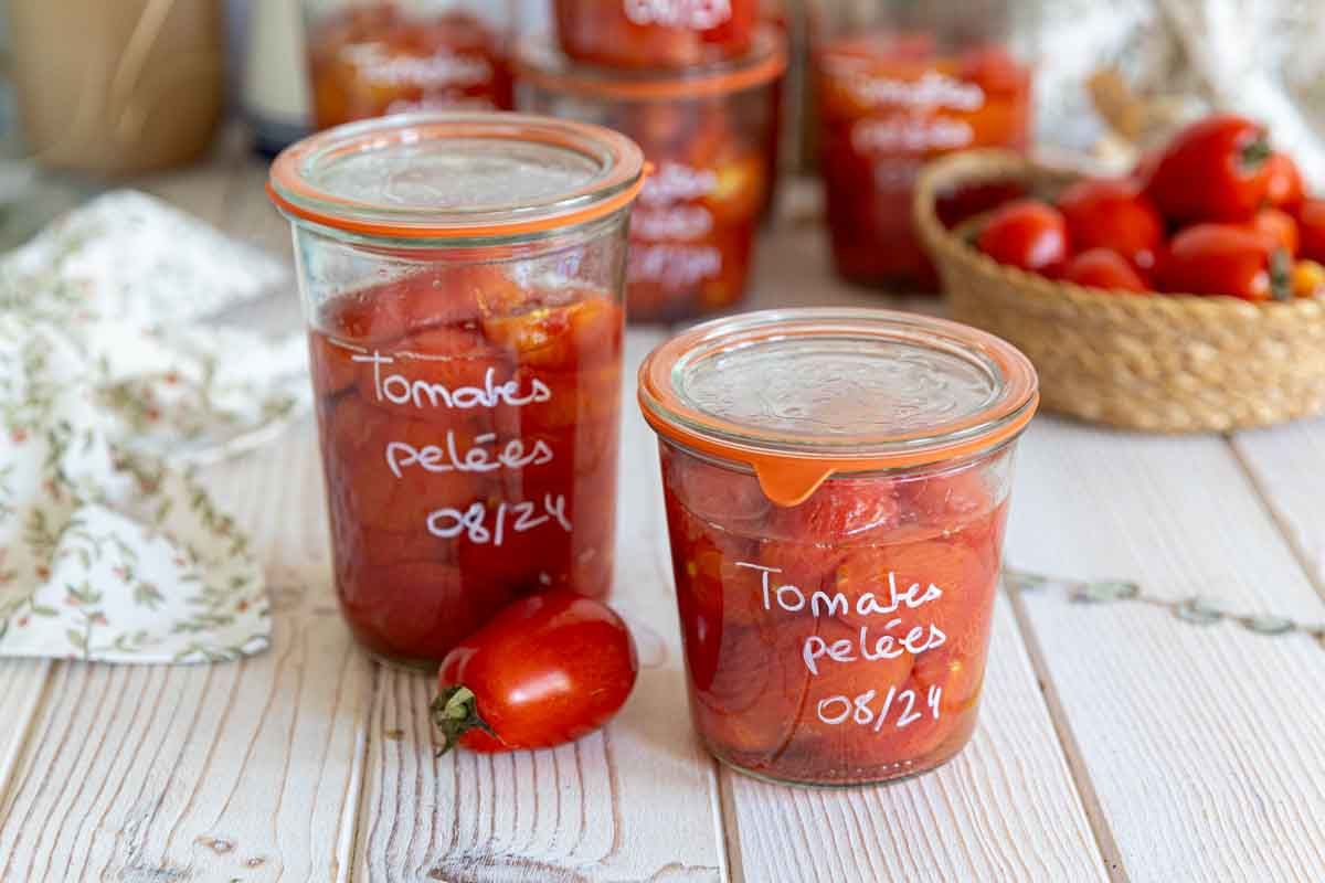 Préparer des bocaux de tomates pelées maison pour un hiver savoureux