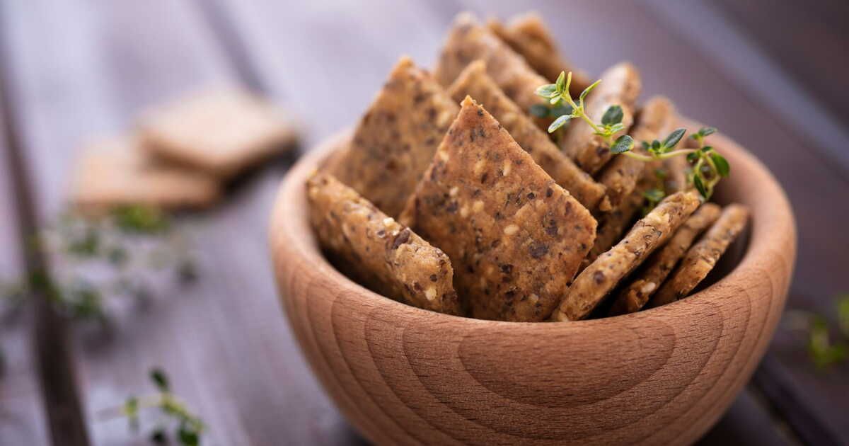 Savourez ces crackers sains à la patate douce et feta pour un apéro réussi