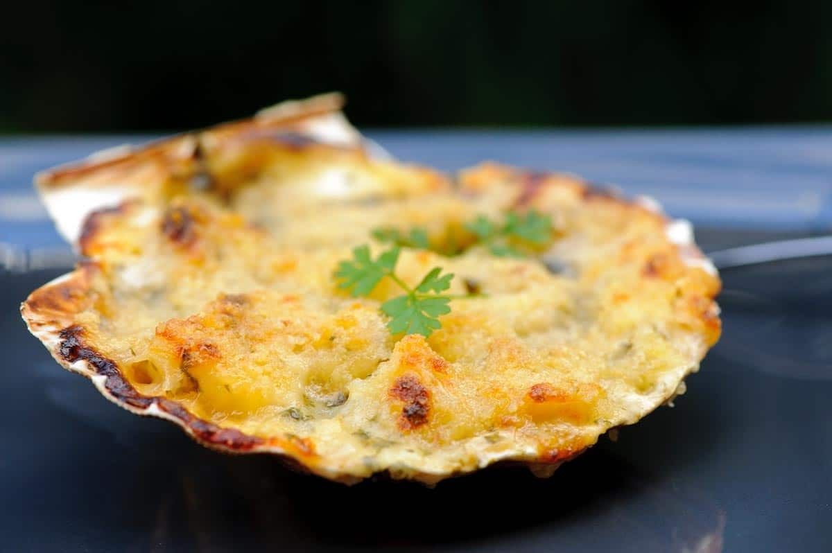 Une plongée dans les saveurs bretonnes : la recette des noix de Saint-Jacques