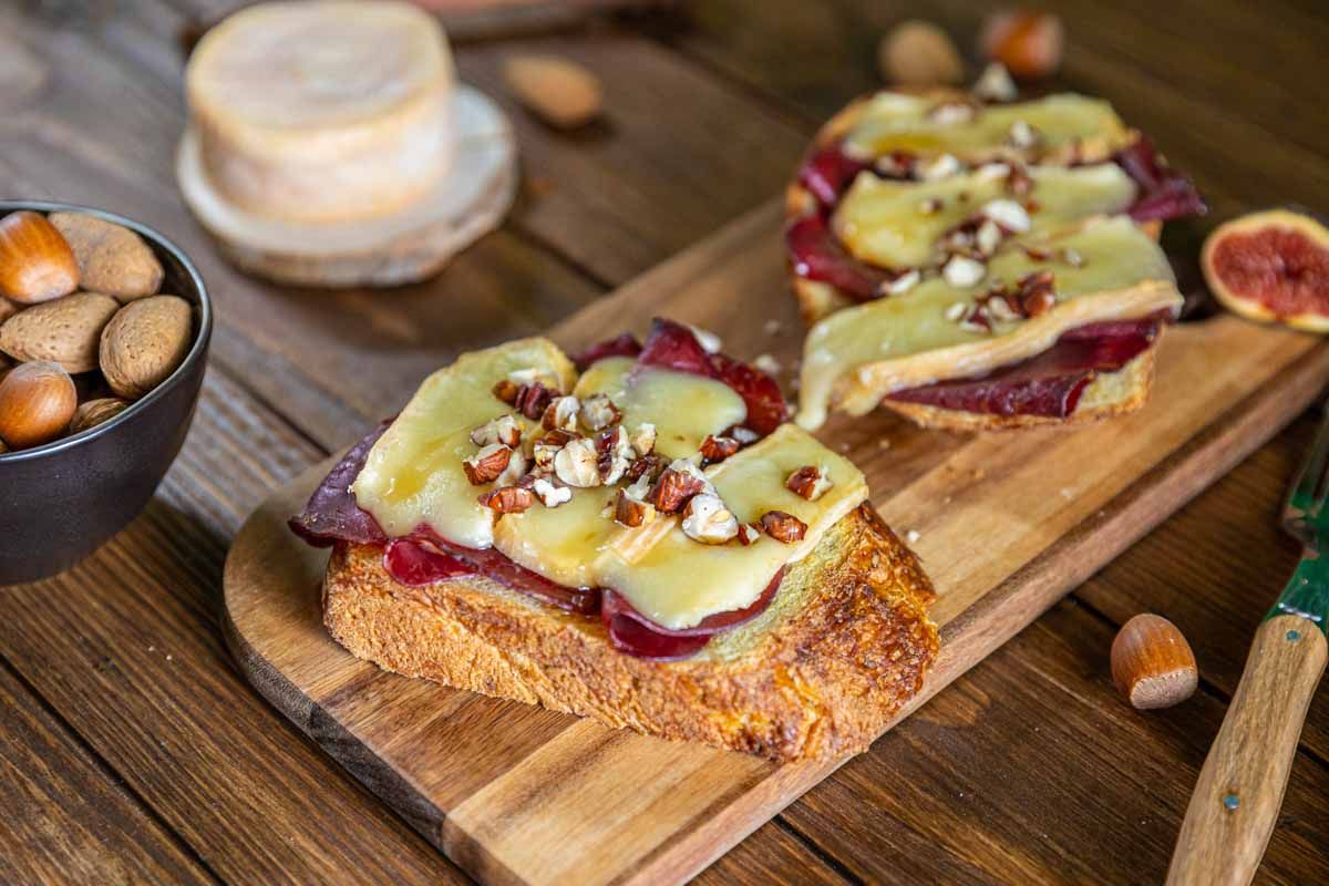 Bruschetta créative au Munster avec fruits secs et miel