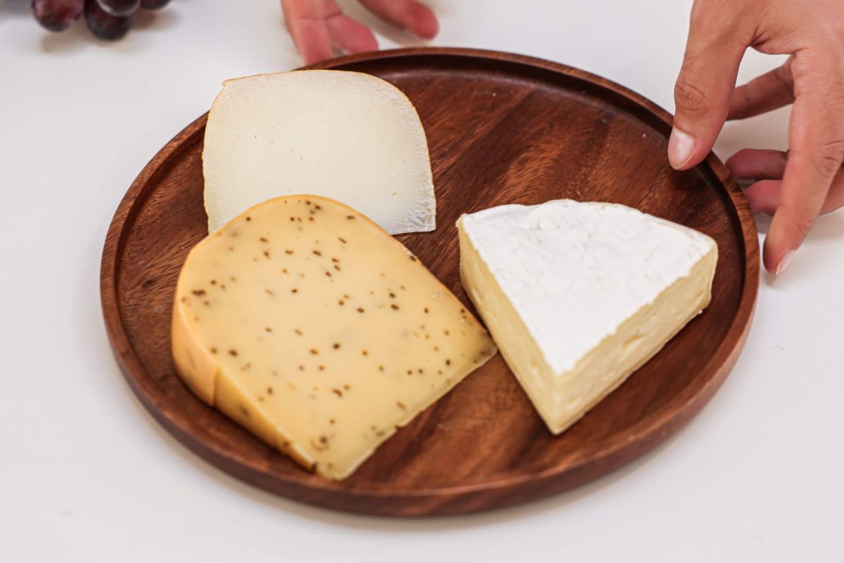 Manger la croûte de fromage : mythe ou réalité ?