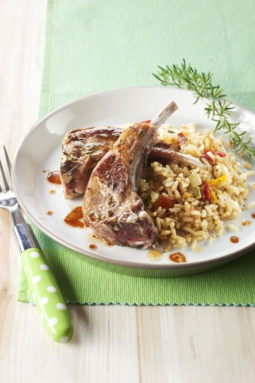 Une explosion de saveurs : côtes d'agneau aux herbes et riz coloré