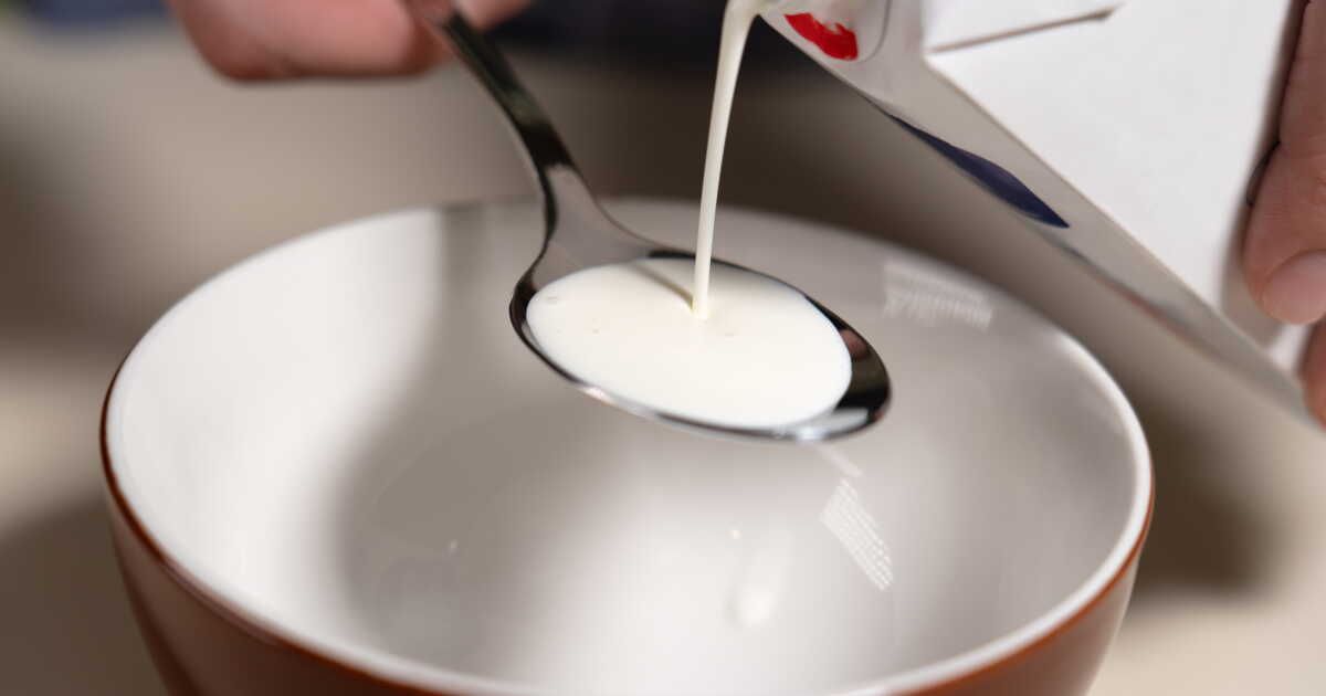 l'astuce parfaite pour verser du lait sans éclaboussures