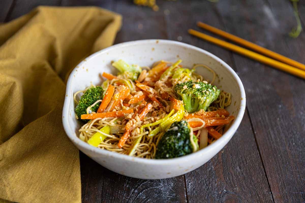 Nouilles sautées aux légumes et oeufs brouillés