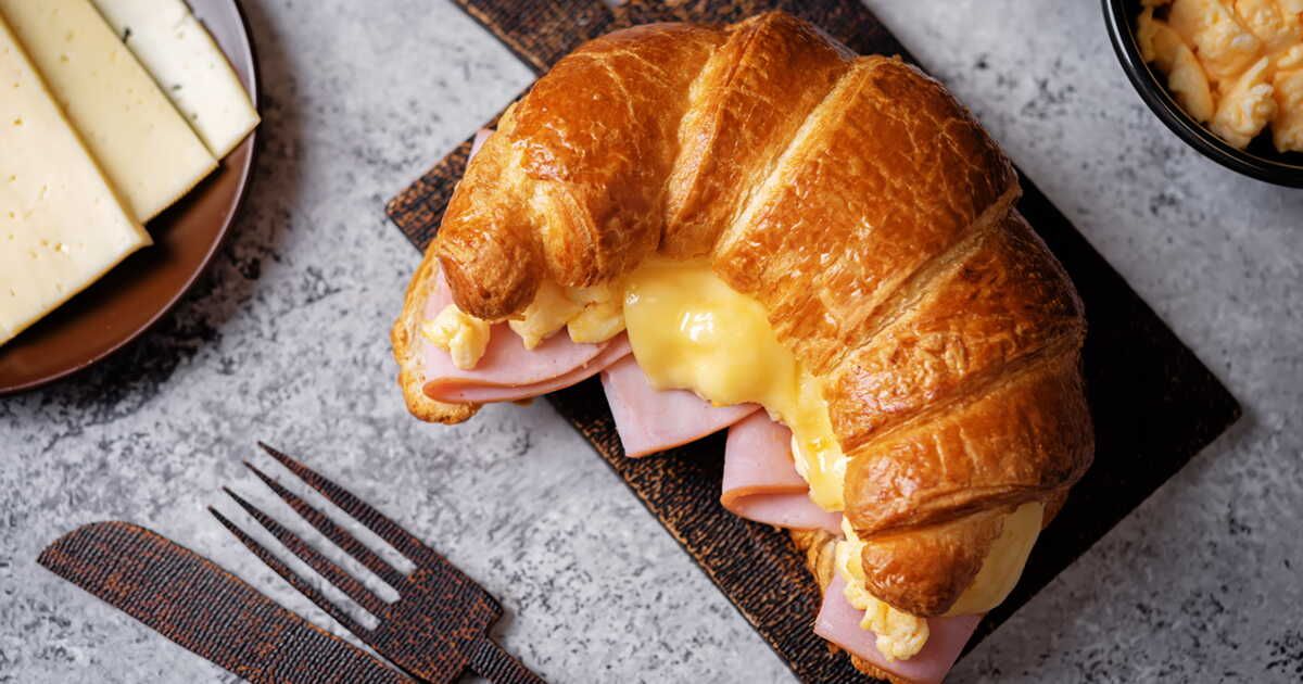 Des croissants gratinés au jambon et béchamel pour un repas économique et délicieux