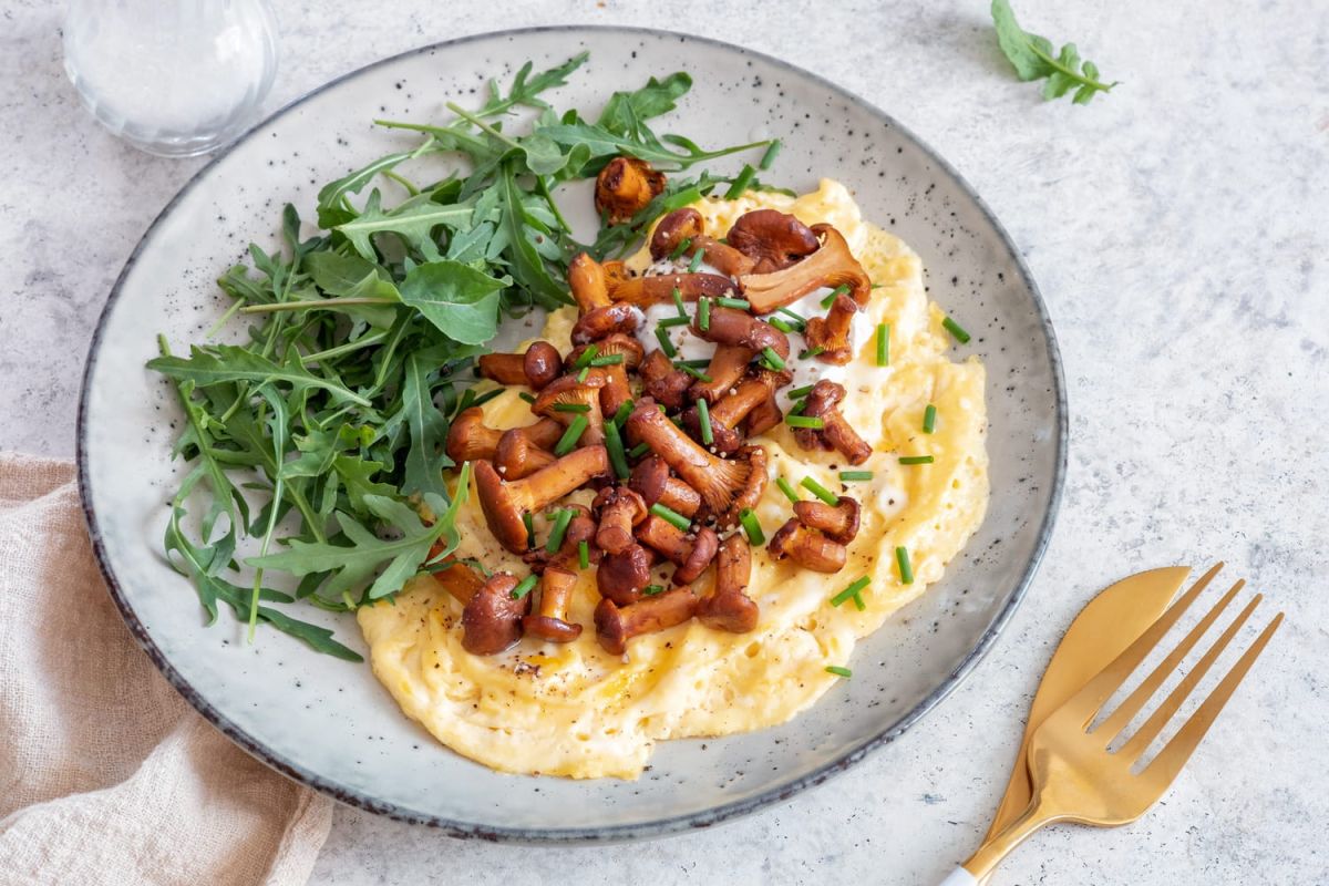 Cyril Lignac sublime l'omelette aux girolles avec une délicieuse sauce au vin jaune