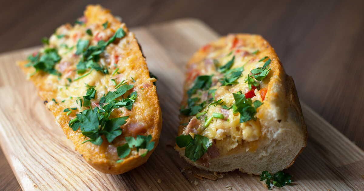 Baguette gratinée à la mozzarella et à l’ail : la recette gourmande pour un apéritif réussi