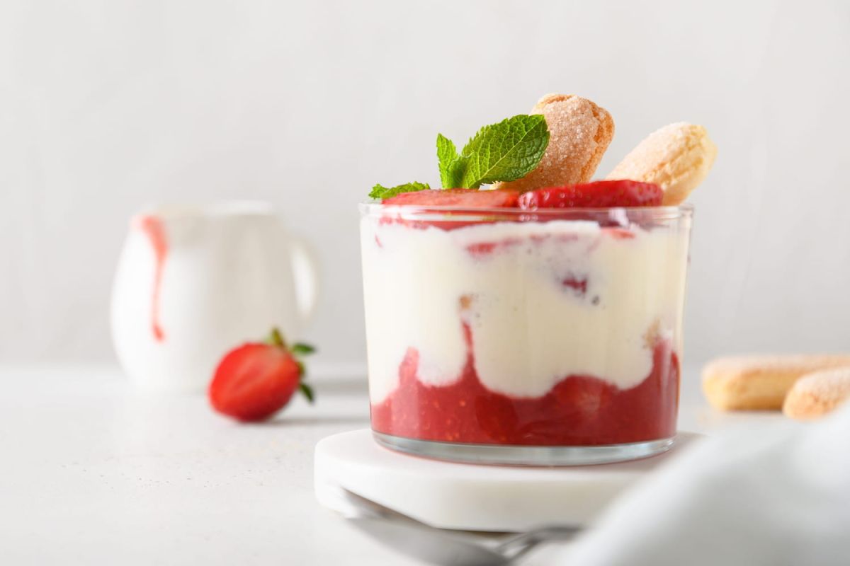 Savourez l'été avec le tiramisu au citron et fraises de Cyril Lignac