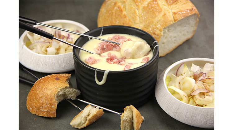 Une fondue savoyarde réconfortante aux lardons