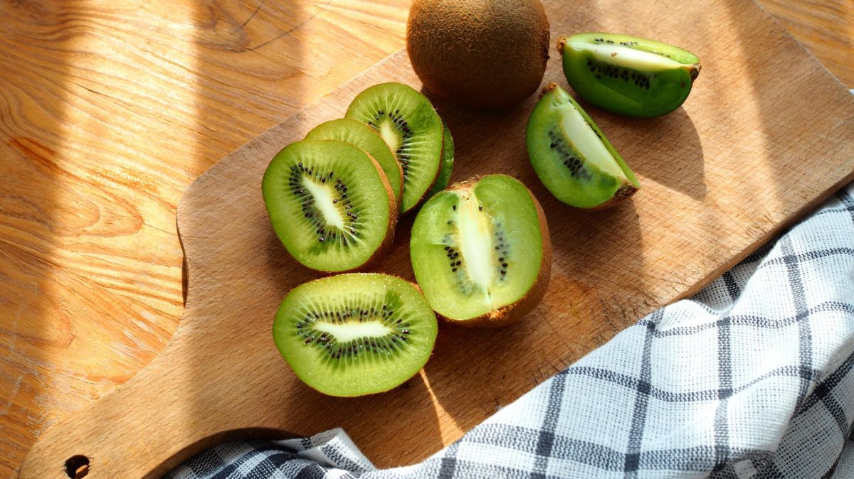 Les secrets de la peau de kiwi : bienfaits et précautions à connaître