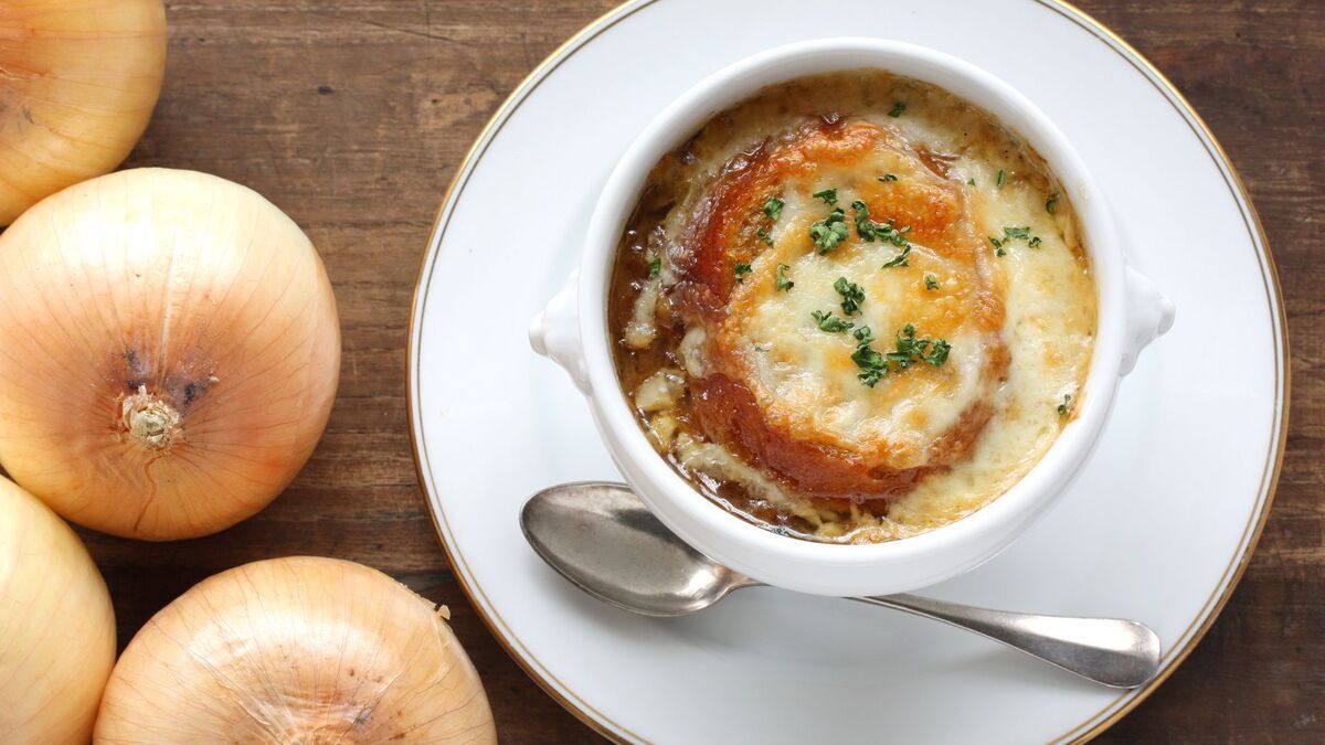 Une soupçon de réconfort : la soupe à l'oignon gratinée revisitée