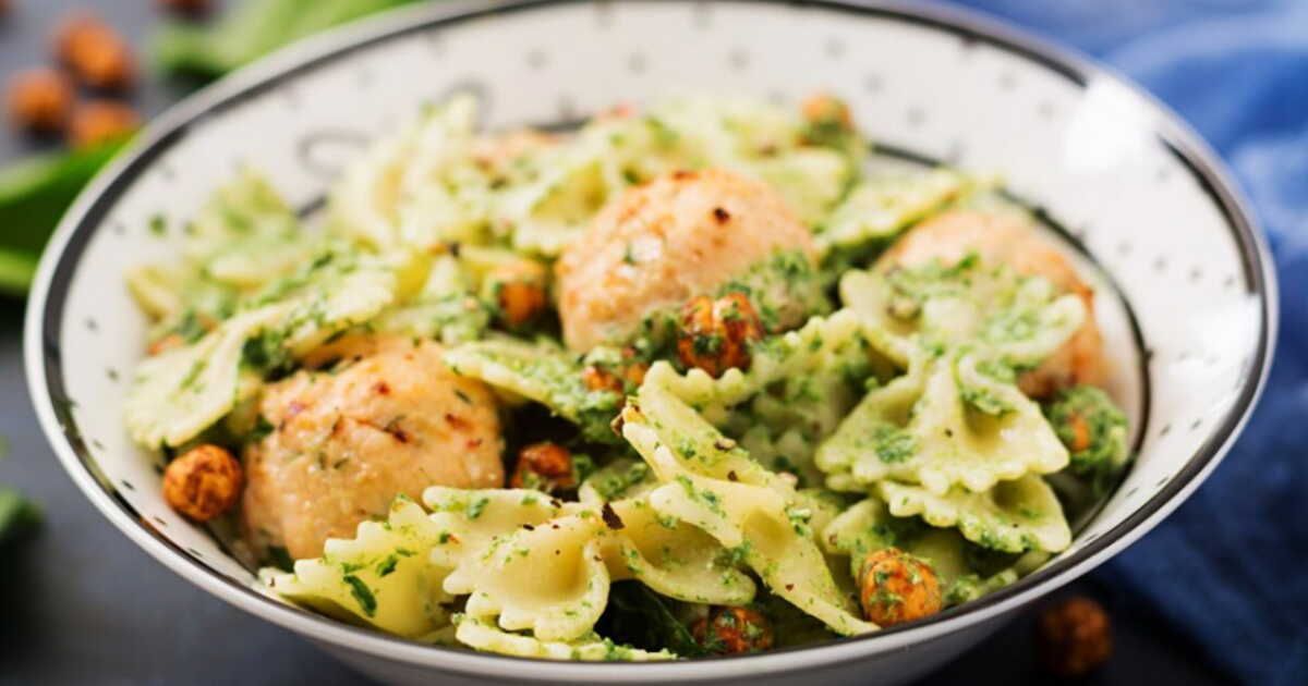 Pâtes froides d’été : la recette aux boulettes, sauce yaourt et pesto rosso
