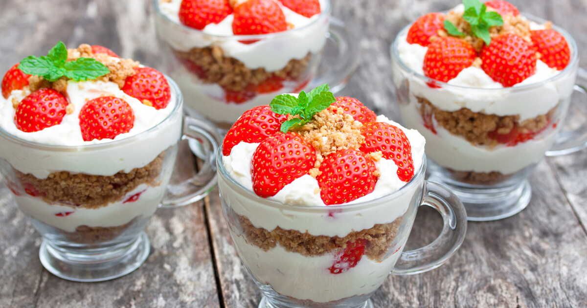 Un tiramisu aux fraises et spéculoos léger pour célébrer le printemps