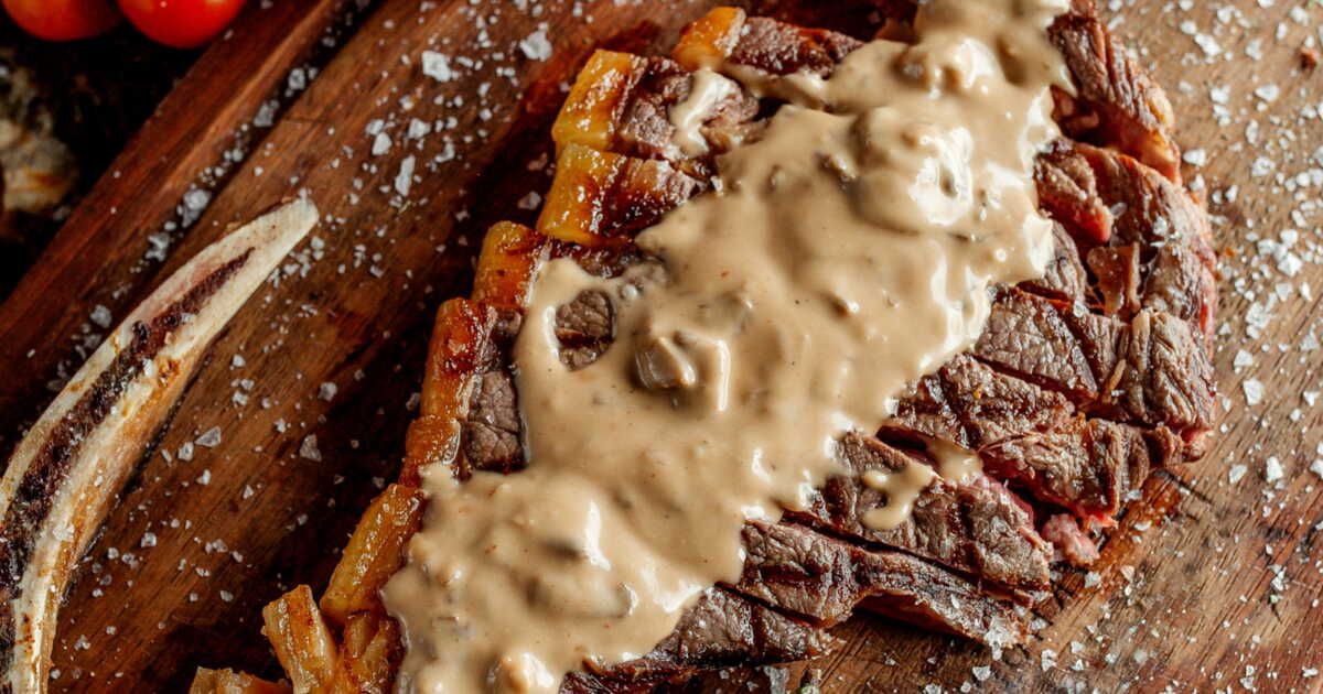 L’entrecôte au roquefort, le plat parfait pour un dimanche gourmand