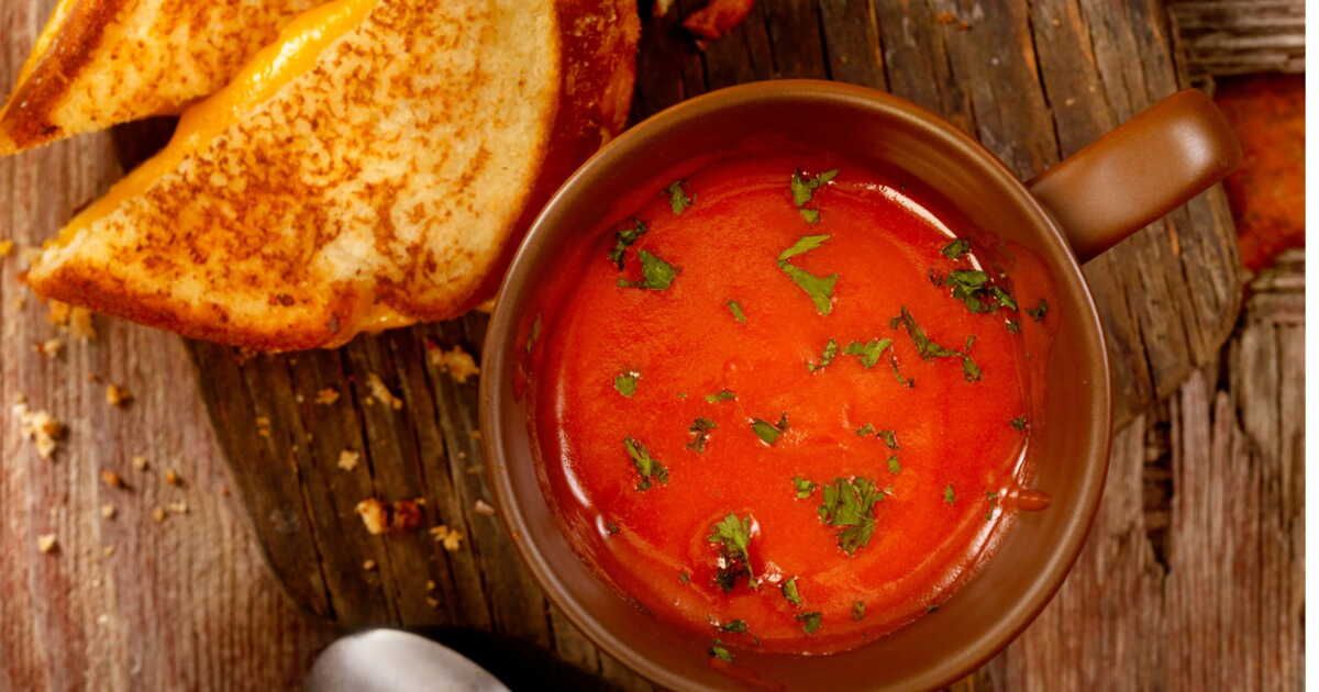 Plongez dans l'automne avec une soupe de tomates rôties et un grilled cheese réconfortant