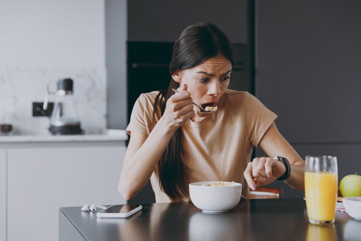 Manger rapidement : un danger sournois pour la santé